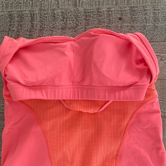 LORNA JANE Size XS-S Fitted Coral Top Excellent Condition With Built In Crop! - Picture 3 of 5